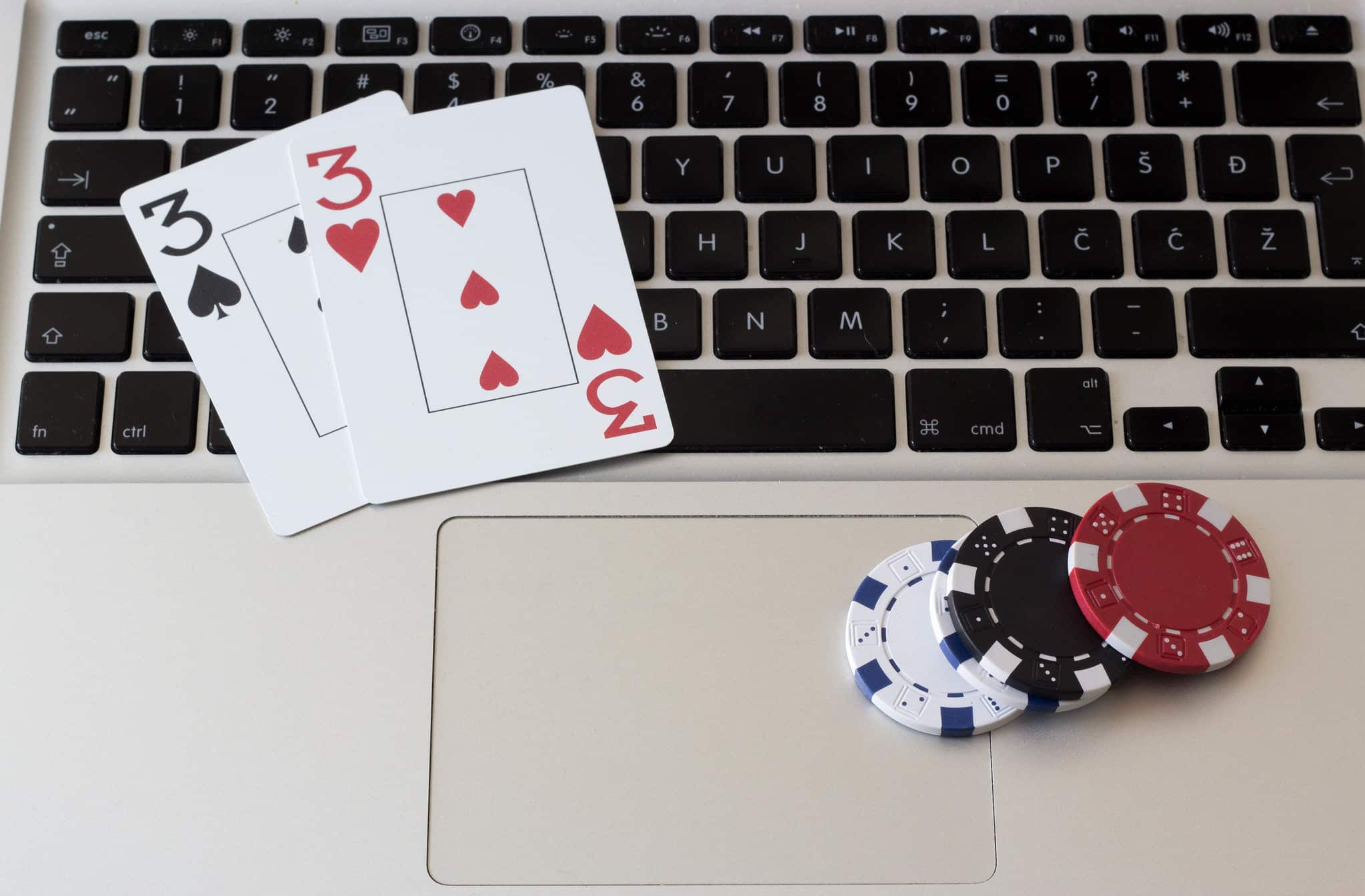 Online Poker Tips for Consistent Wins