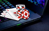Key differences between online and live poker