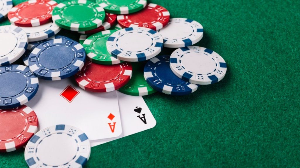 Using Software Tools to Improve Online Poker Skills